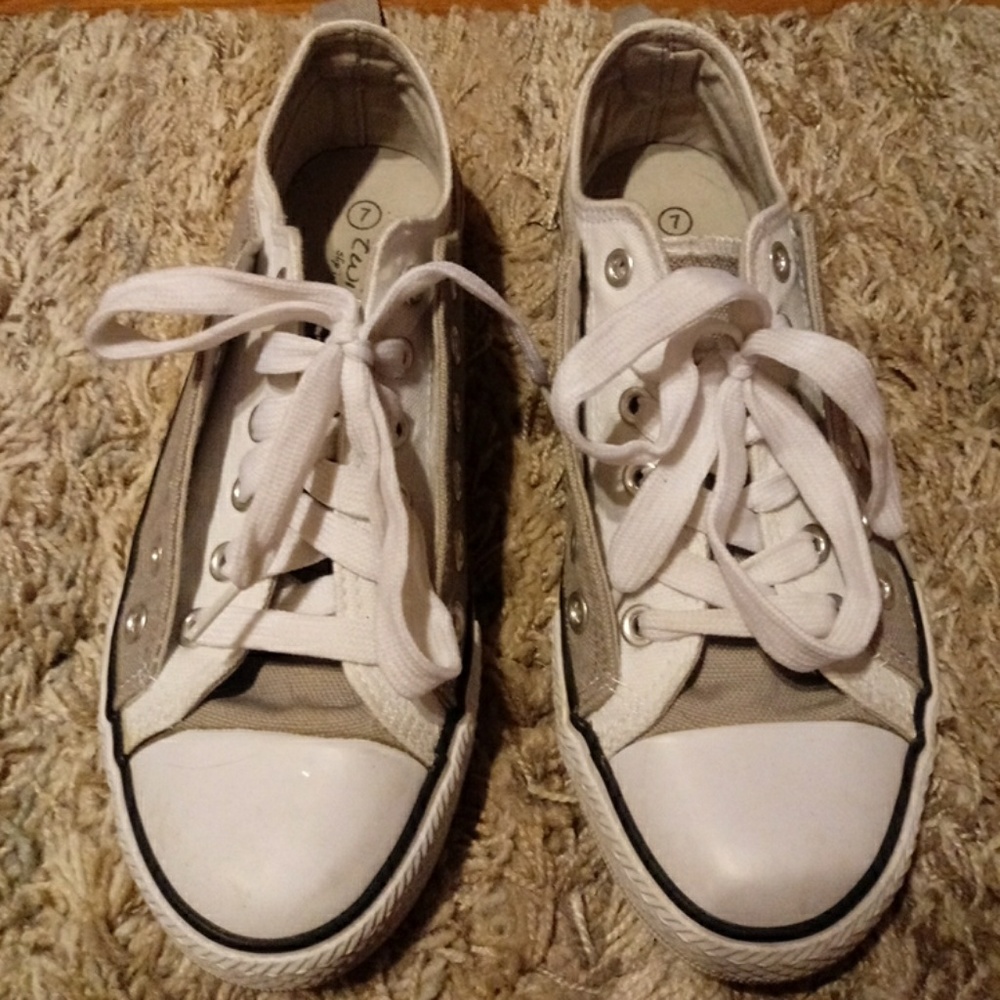 Converse Tennis Shoes